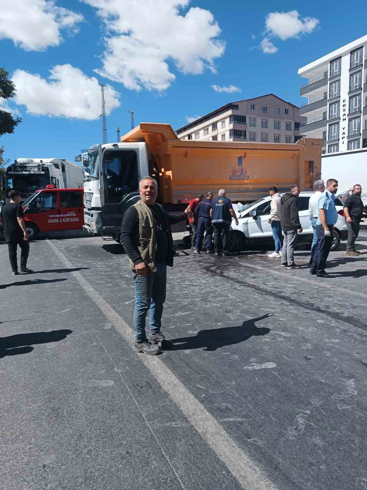 Tatvan’da kamyon ile otomobil çarpıştı: 3 yaralı