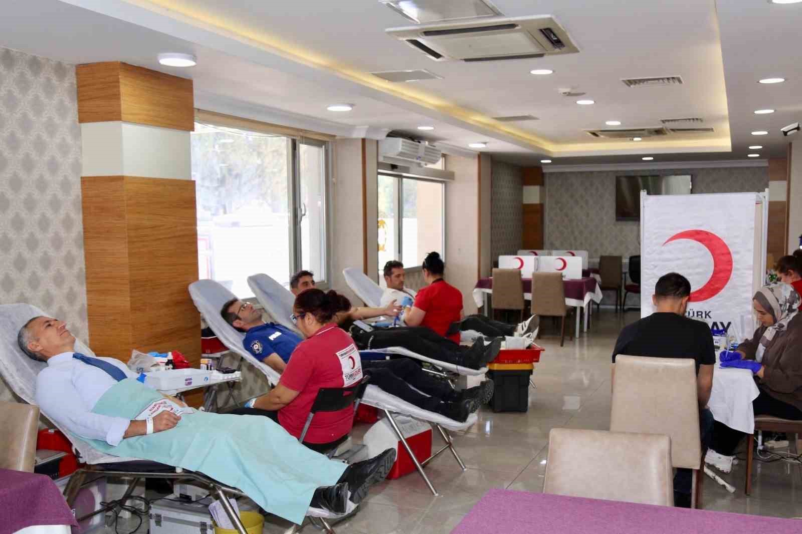 Polisler kan bağışına dikkat çekti
