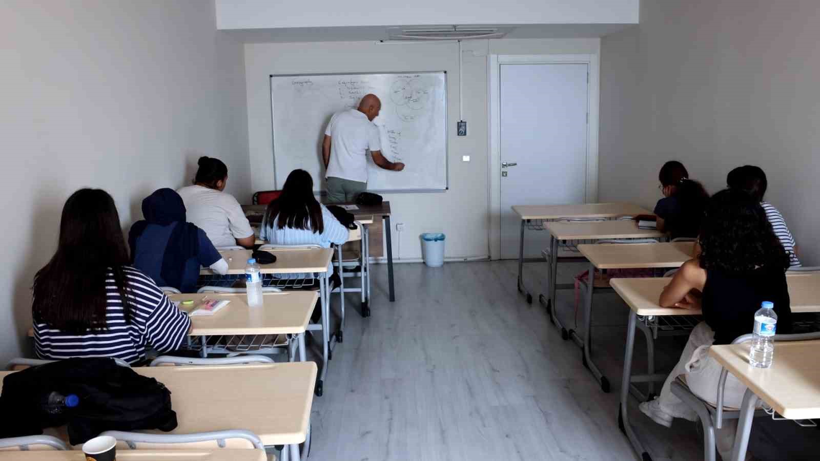 Akdeniz Belediyesinden &uuml;cretsiz &uuml;niversite hazırlık kursu
