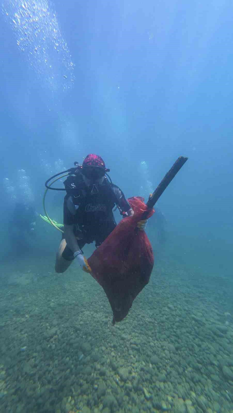 Denizden çıkanlar pes dedirtti:  Tekne parçası, şezlong ve araç lastiği çıktı
