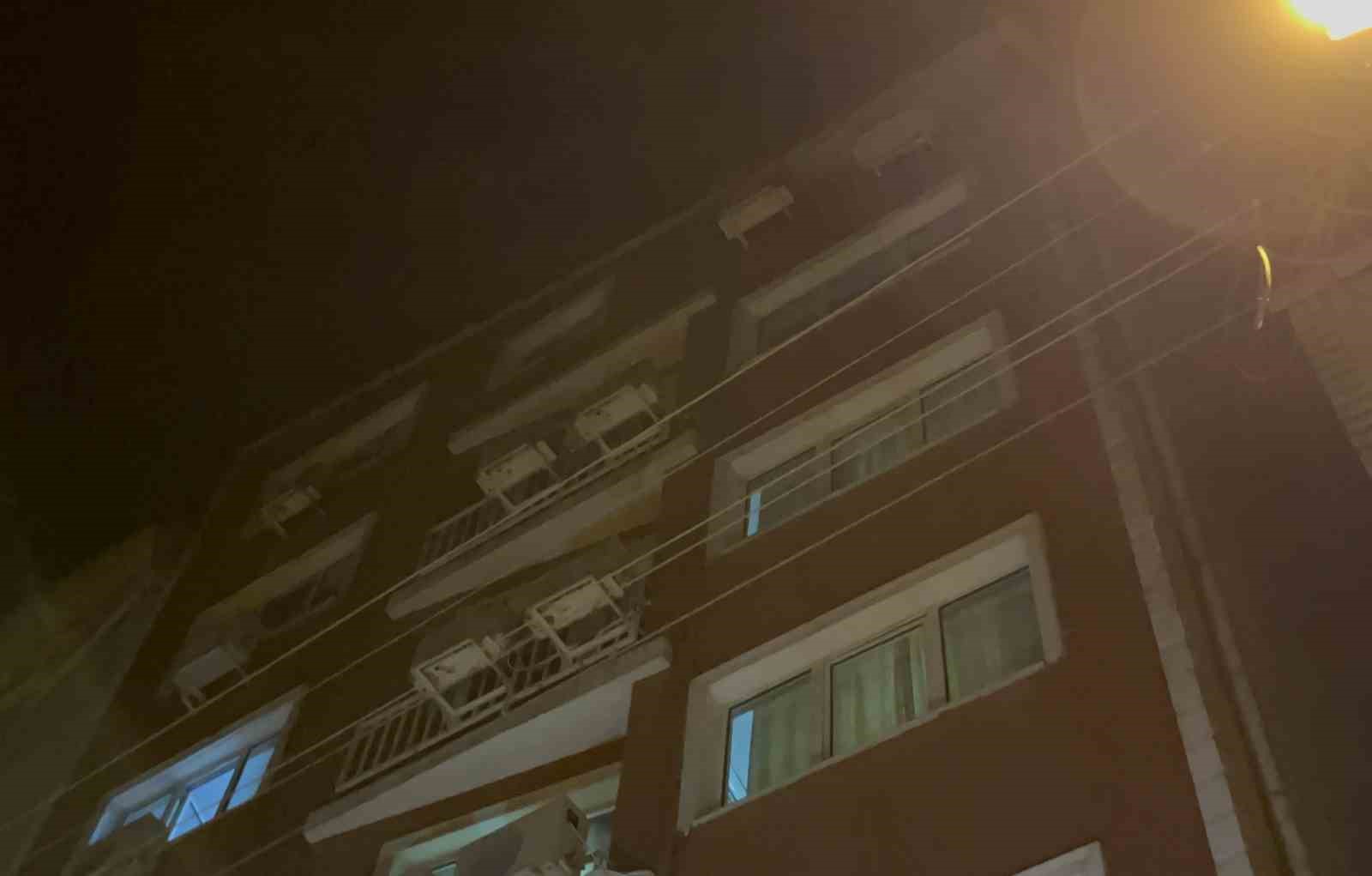 5. kattan d&uuml;şen gen&ccedil; adamı otomobil kurtardı
