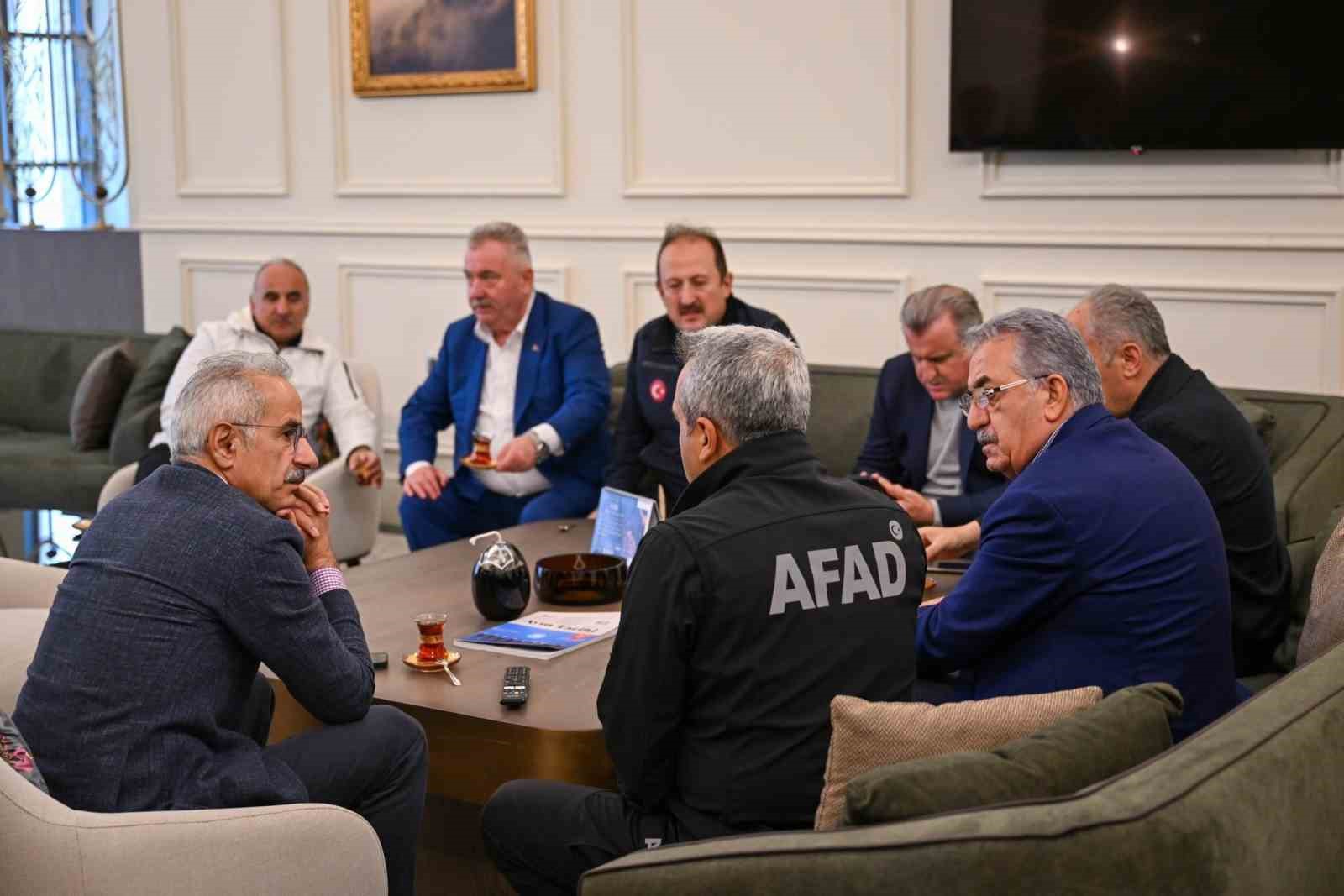 Bakan Uraloğlu: "Hayatı en kısa s&uuml;rede normale d&ouml;nd&uuml;rmek i&ccedil;in t&uuml;m ekiplerimiz gece g&uuml;nd&uuml;z &ccedil;alışıyor"
