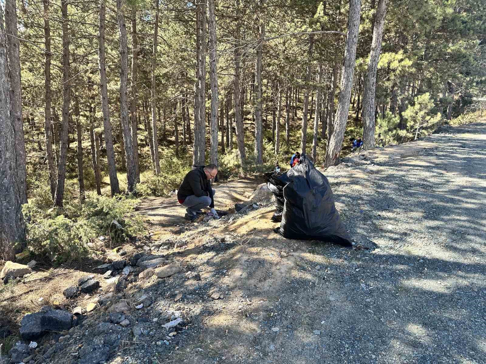 Kastamonu&rsquo;da &ouml;ğrenciler, ormanlık alanda &ccedil;&ouml;p topladı
