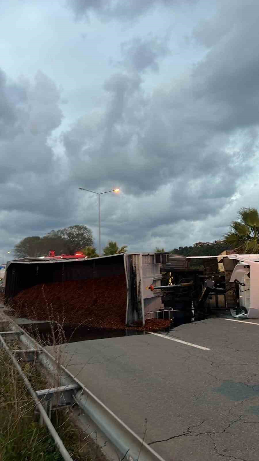 Rize&rsquo;de tır yola devrildi: 2 yaralı

