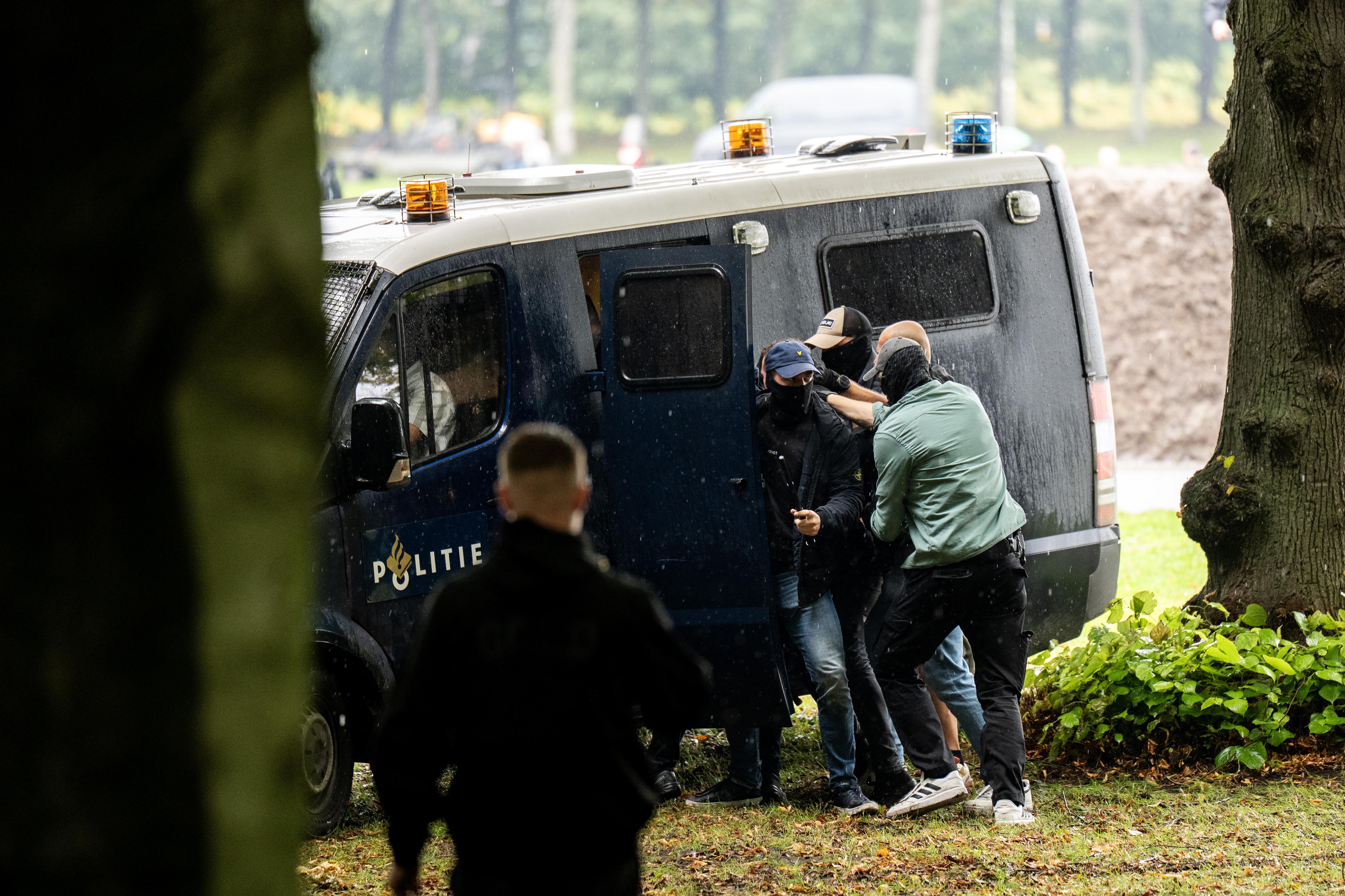 Hollanda’da göçmenlik karşıtı gösterilerde protestocular polisle çatıştı