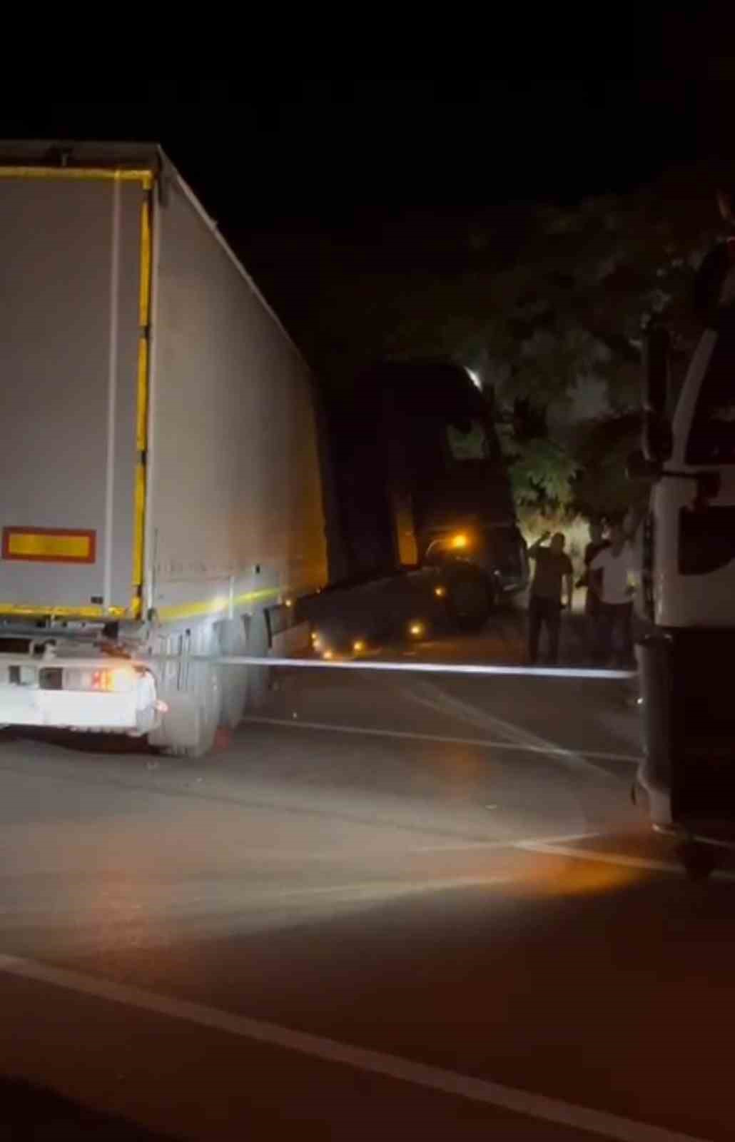 Bandırma-G&ouml;nen karayolunda tır kazası: 1 yaralı
