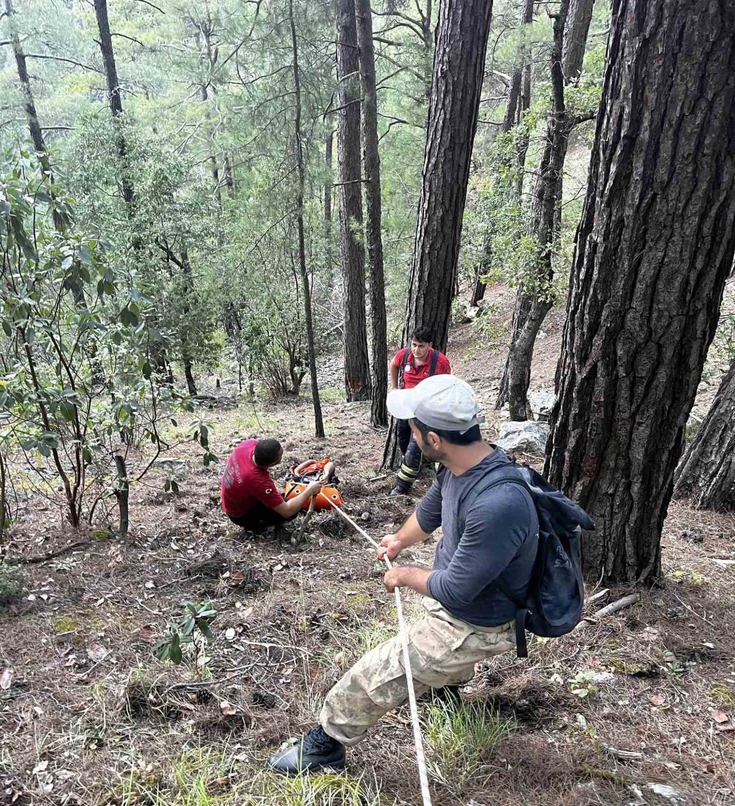 Kayalıklardan d&uuml;şerek yaralanan şahıs 4 saatlik operasyonla kurtarıldı

