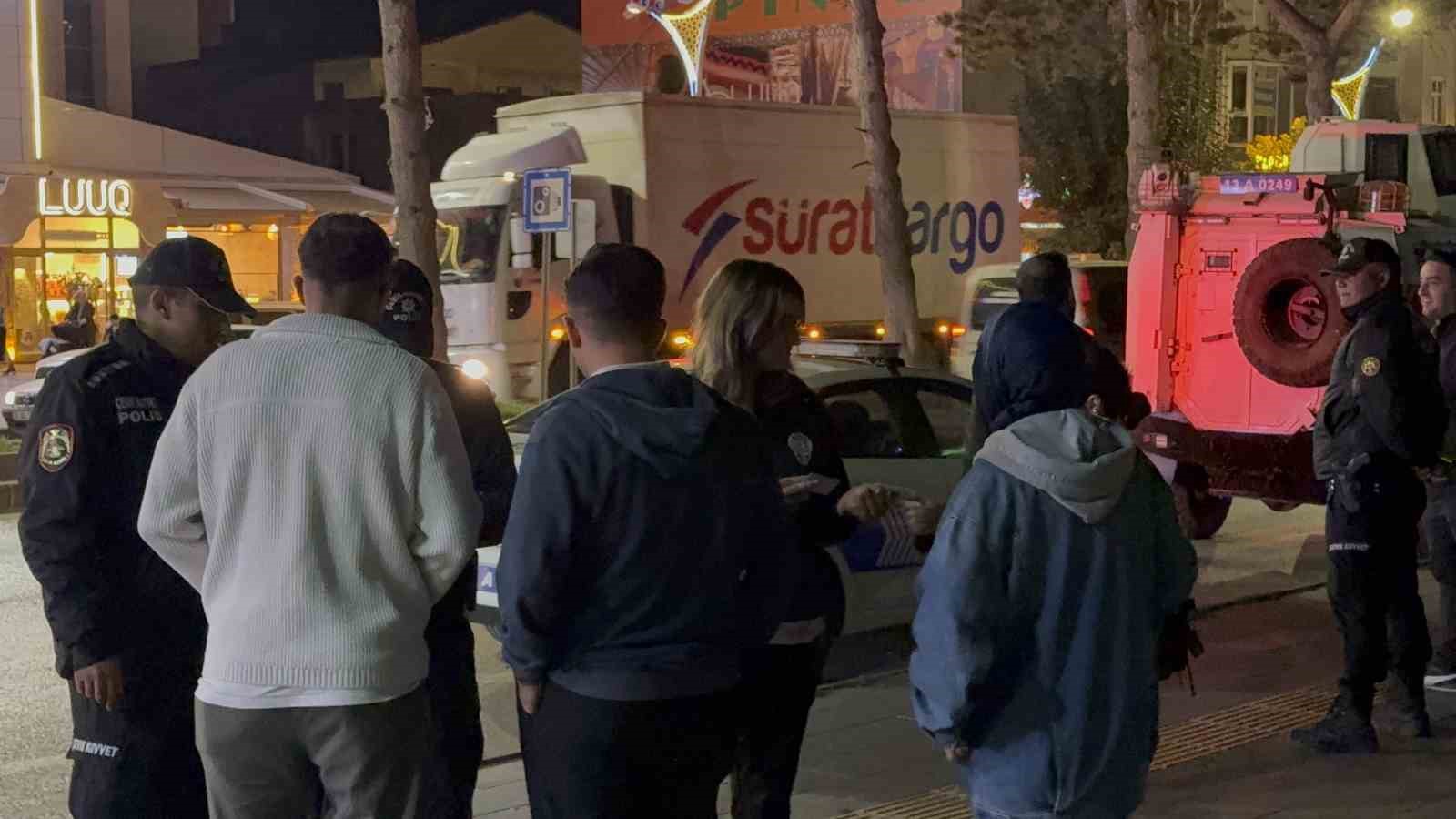 Tatvan&rsquo;da aranan şahıslara y&ouml;nelik gece yarısı şok uygulama
