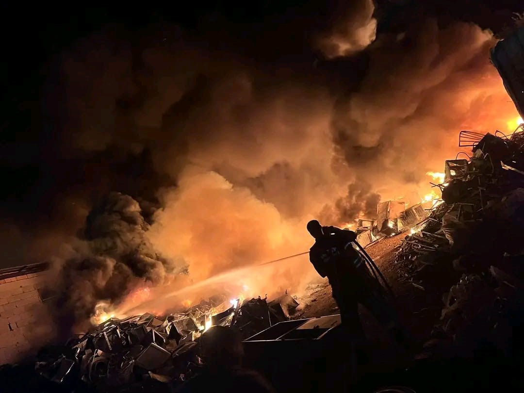 Alevlere teslim olan hurdalık alanda &ccedil;ıkan yangın geceyi aydınlattı
