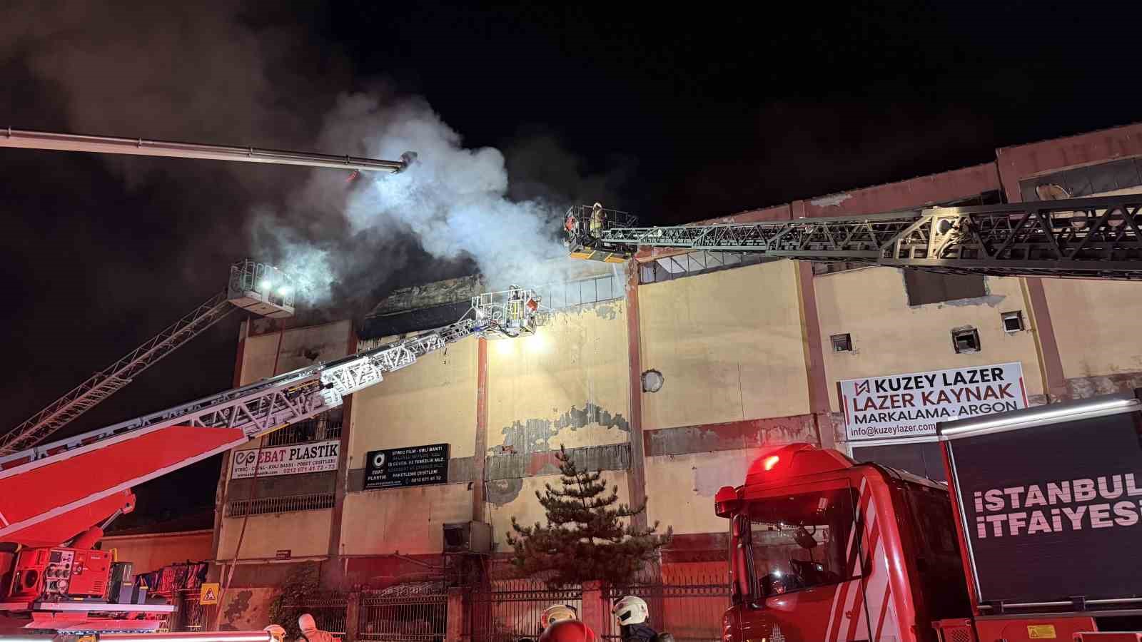 Başakşehir&rsquo;de 2 katlı plastik at&ouml;lyesinde korkutan yangın
