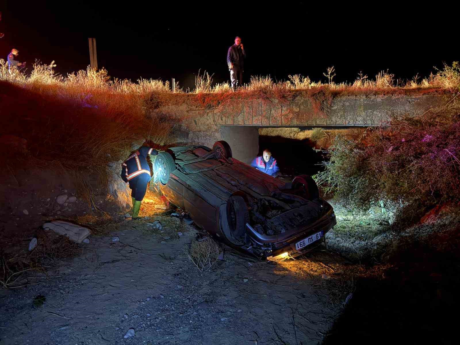 &Ccedil;orum&rsquo;da otomobil k&ouml;pr&uuml;den u&ccedil;tu: 1&rsquo;i ağır 2 yaralı
