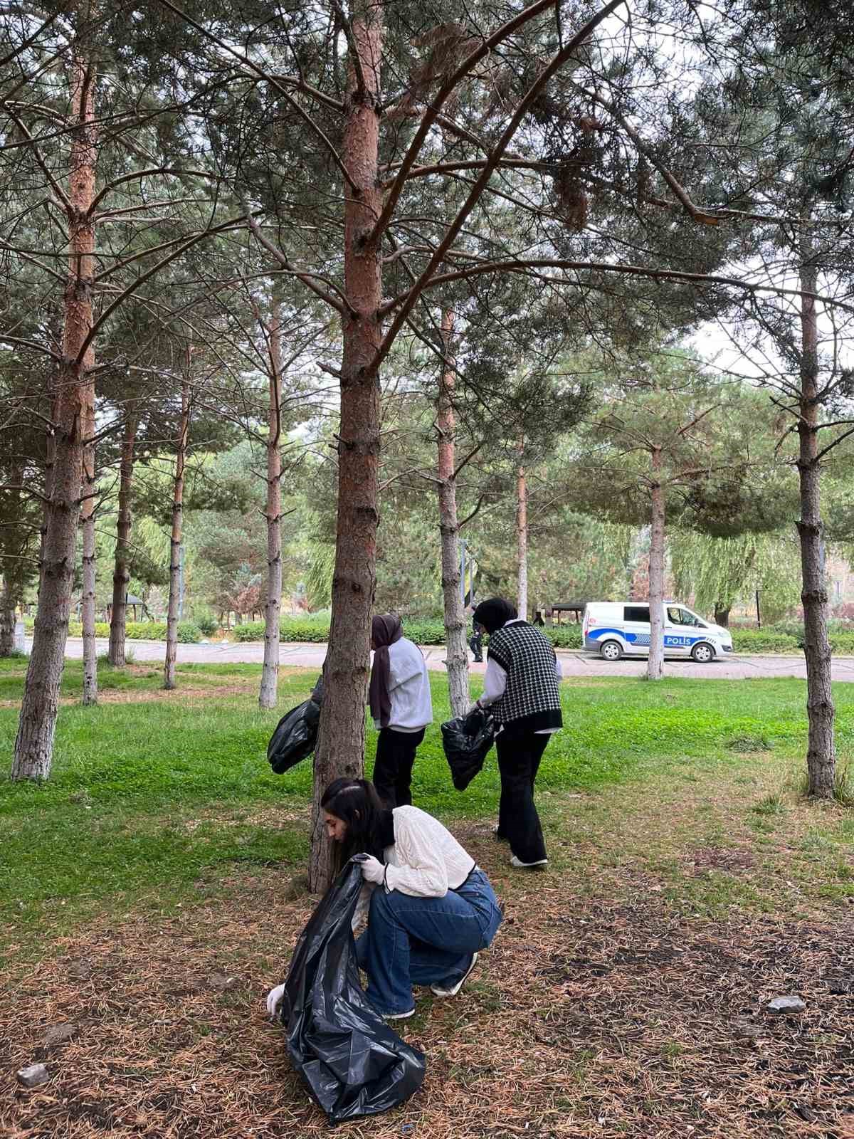 Bayburt&rsquo;ta g&ouml;n&uuml;ll&uuml;ler Yenişehir Parkı&rsquo;nda &ccedil;evre temizliği yaptı
