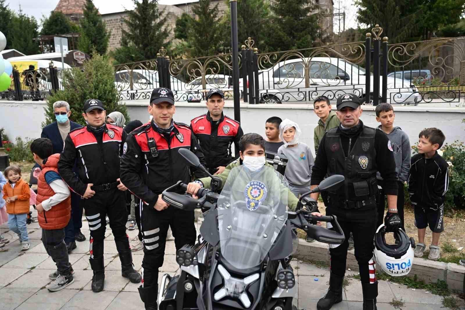 Lösemi hastalığını atlatan Talha Sıraç polis ağabeyleriyle balon uçurdu