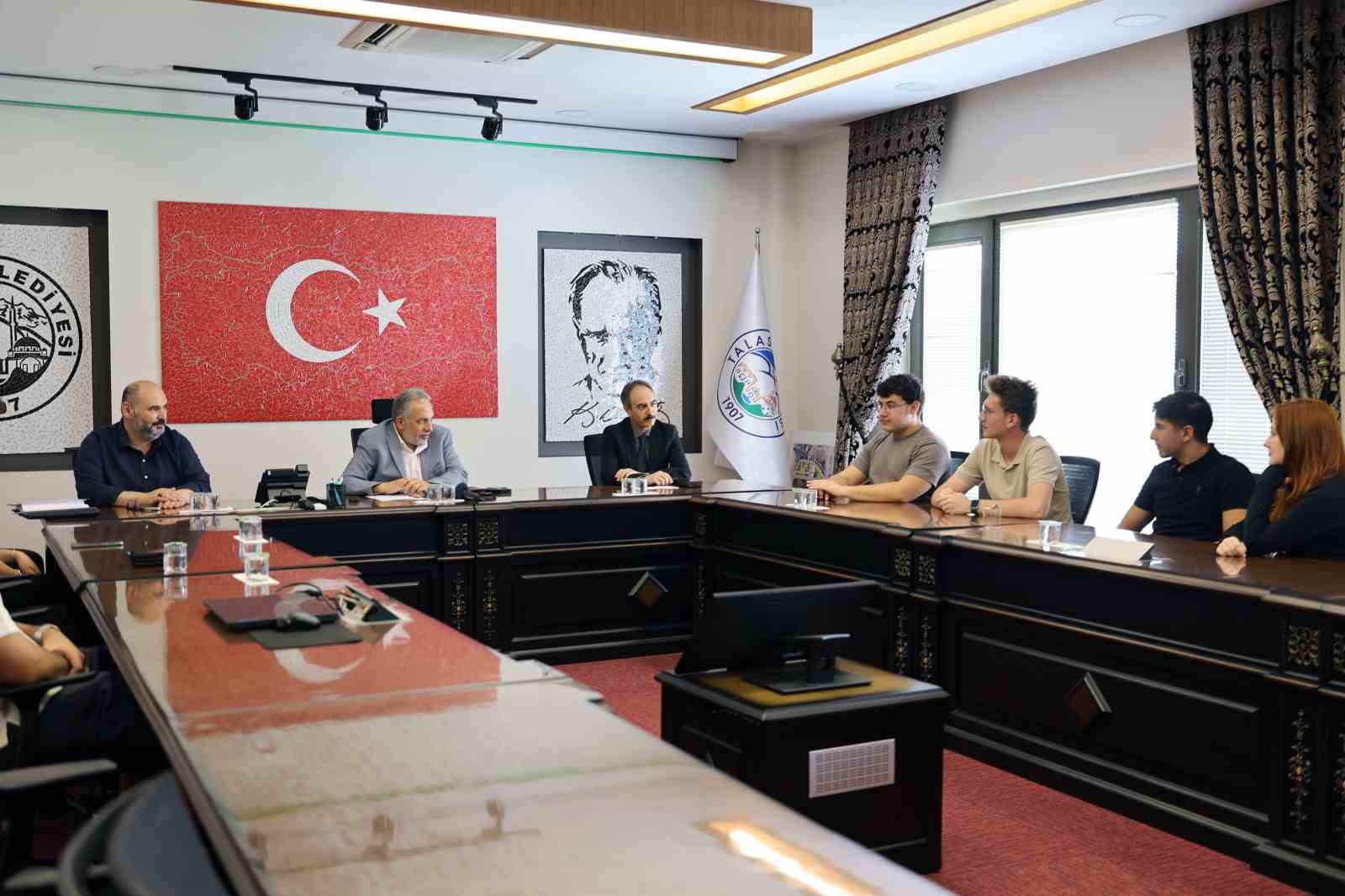 Talas’ın kütüphanelerinde üniversiteyi kazandılar, Başkan Yalçın’a teşekküre geldiler