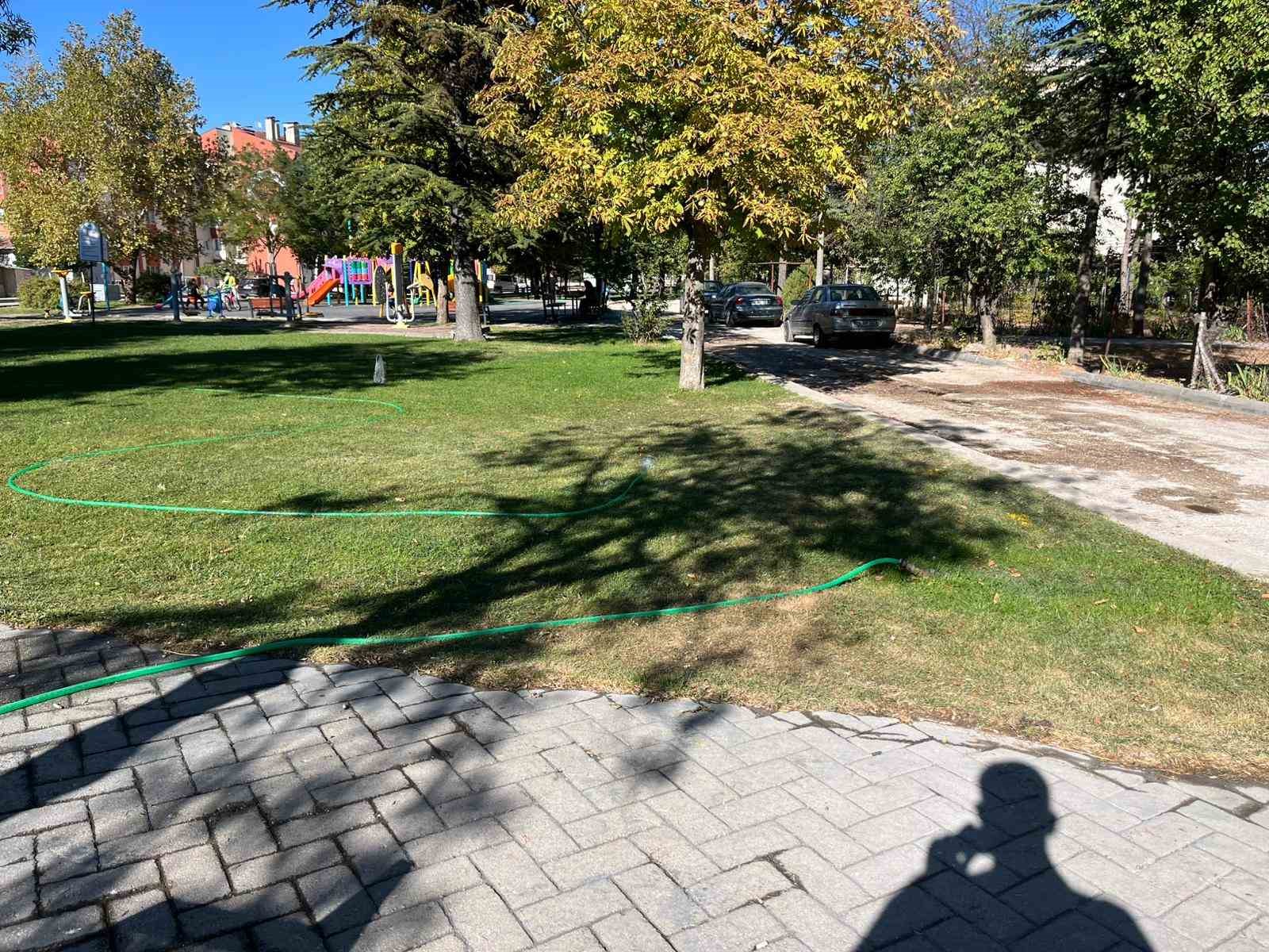 Park sulama hortumundan boşa akan su israfa yol açtı
