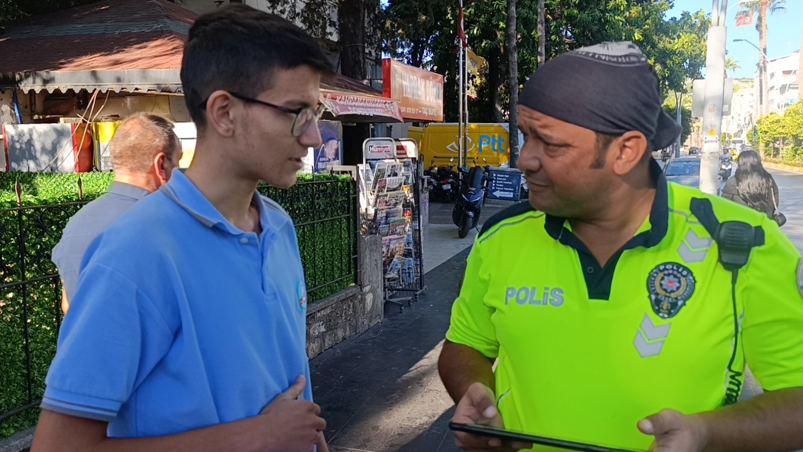 Kargo şubesinden ehliyeti aldı, sevincini kapı önündeki trafik polisiyle paylaştı