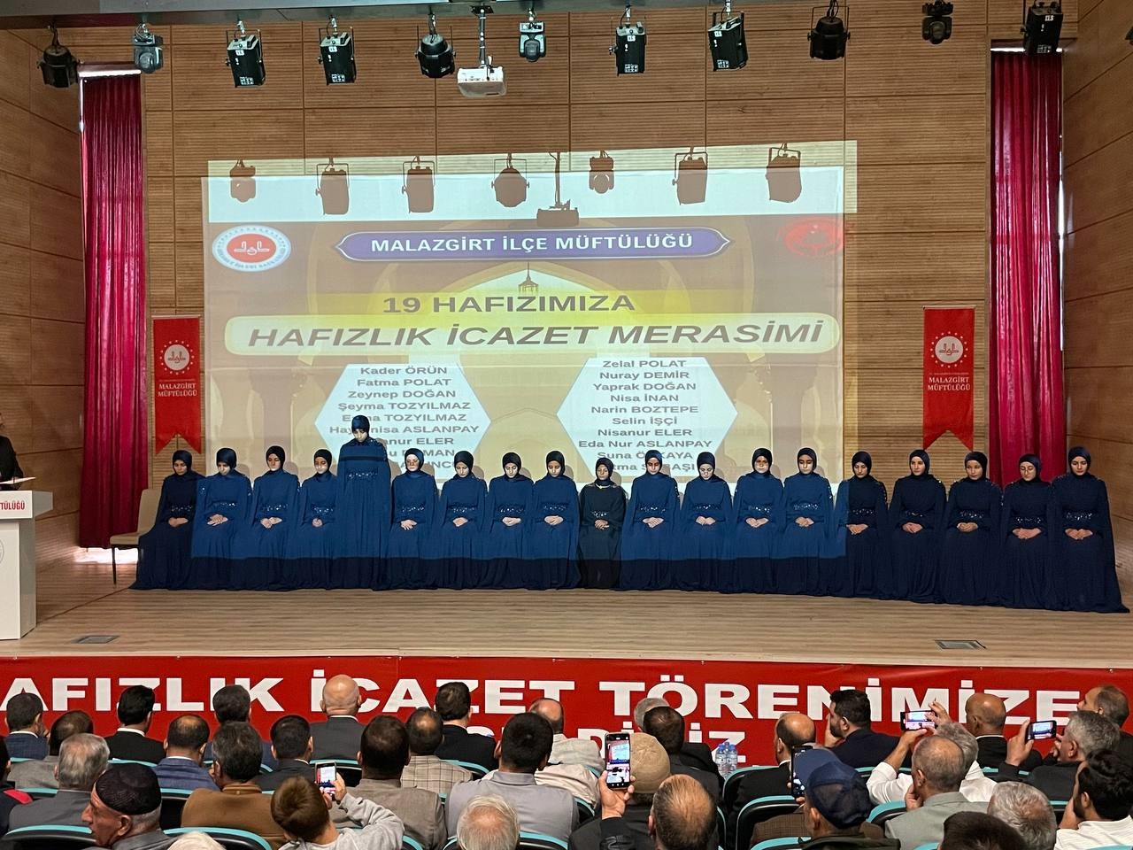 Malazgirt’te hafızlık töreninde duygu dolu anlar yaşandı
