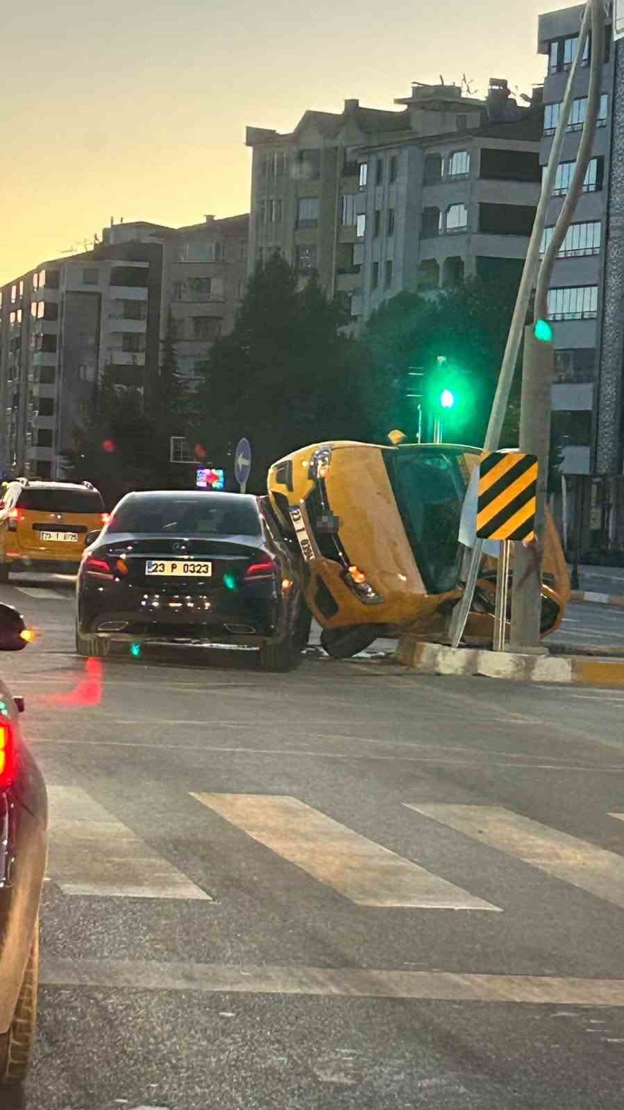 Elazığ&rsquo;da ticari taksi ile otomobil &ccedil;arpıştı: 2 yaralı
