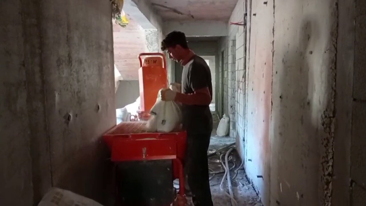 İnşaat işçileri kış gelmeden teslimat için hummalı çalışıyor
