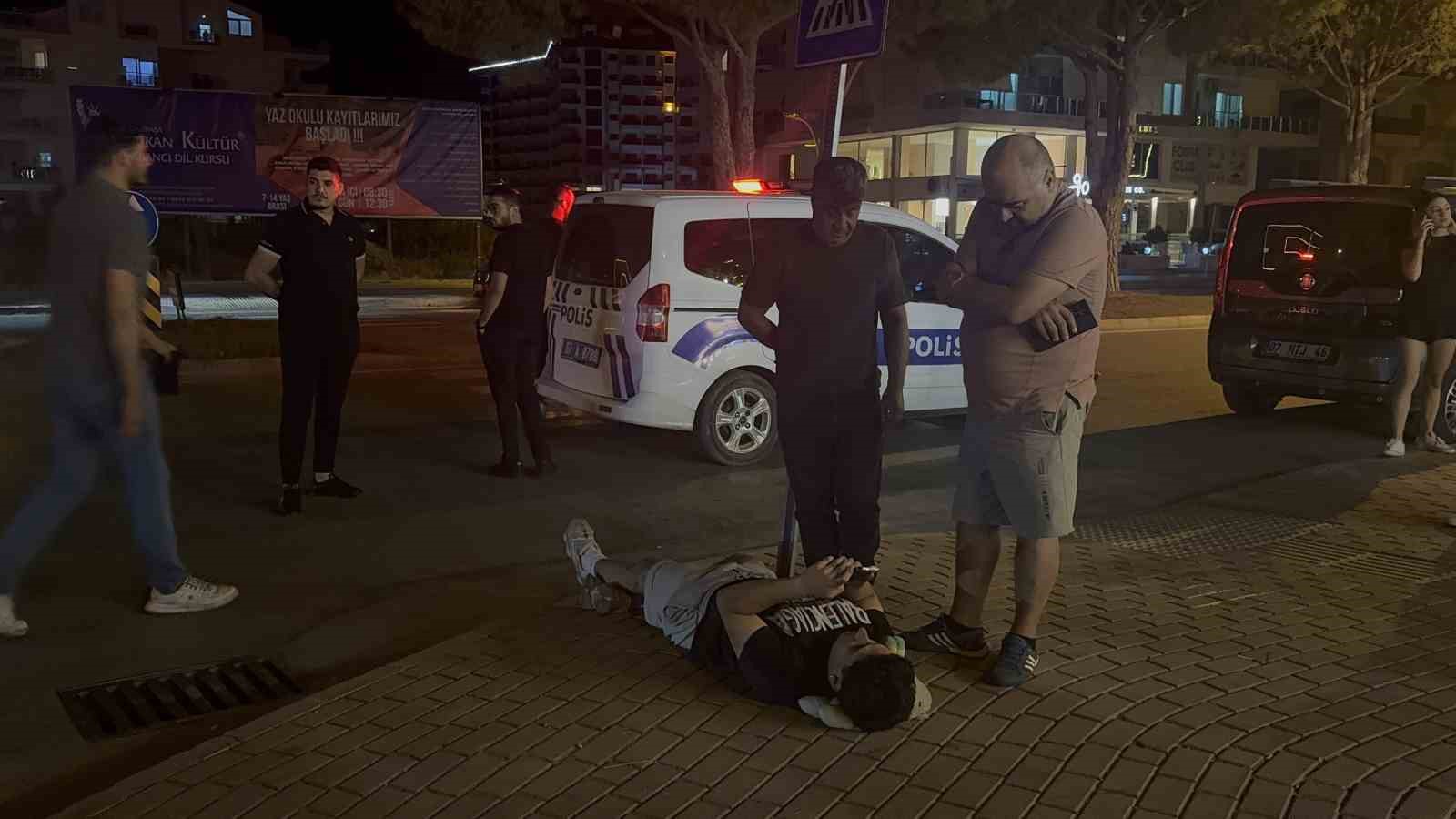 Otomobille &ccedil;arpışan motosiklet s&uuml;r&uuml;c&uuml;s&uuml; kaldırıma savruldu: 1 yaralı
