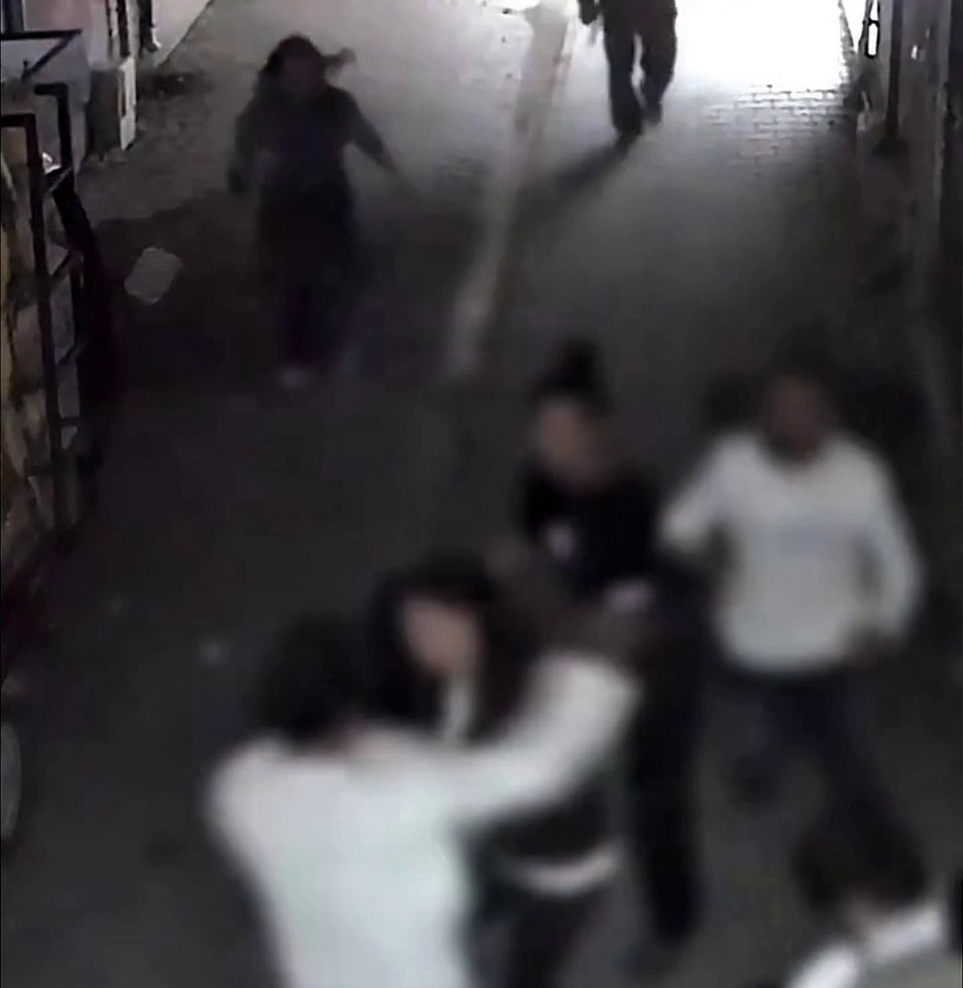 Döve döve bayılttılar, araya giren kızları da darbettiler