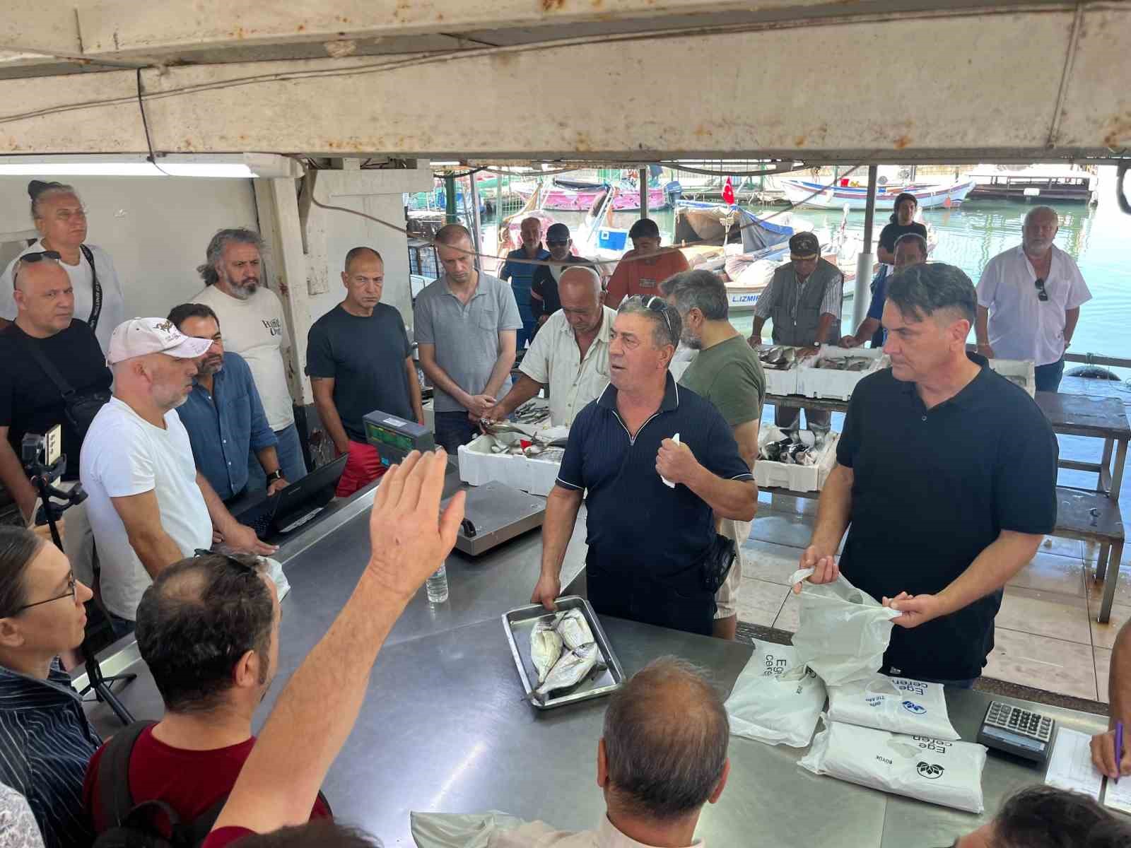 Gece avlanan balıklar, sabah mezatta alıcıyla buluşuyor
