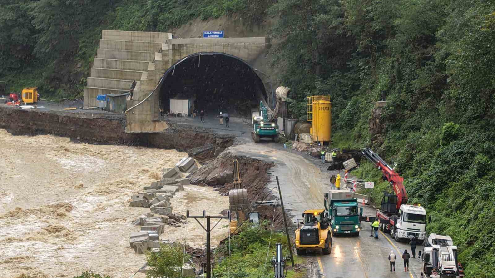 Heyelanla yıkılan Ayder yolu X bloklarla onarılıyor