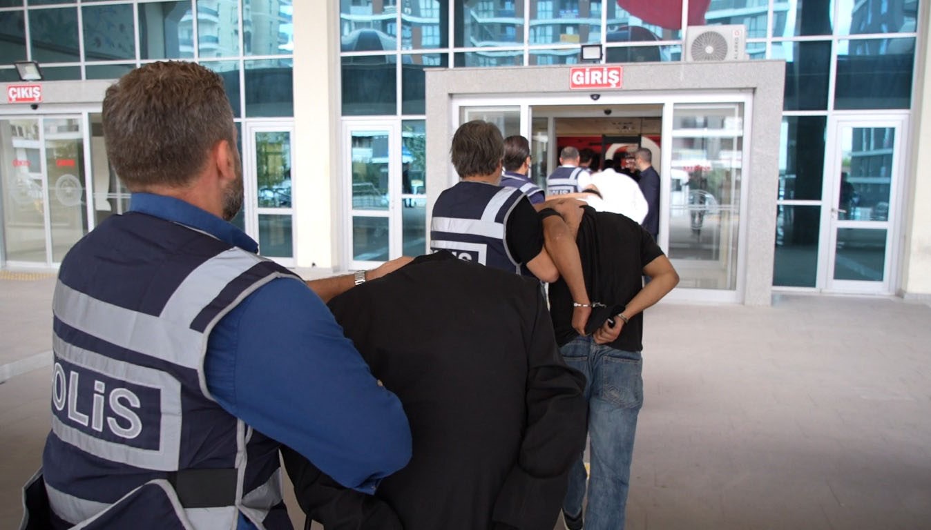 Edirne&rsquo;de şehit ailesini dolandıran 11 ş&uuml;pheli h&acirc;kim karşısında

