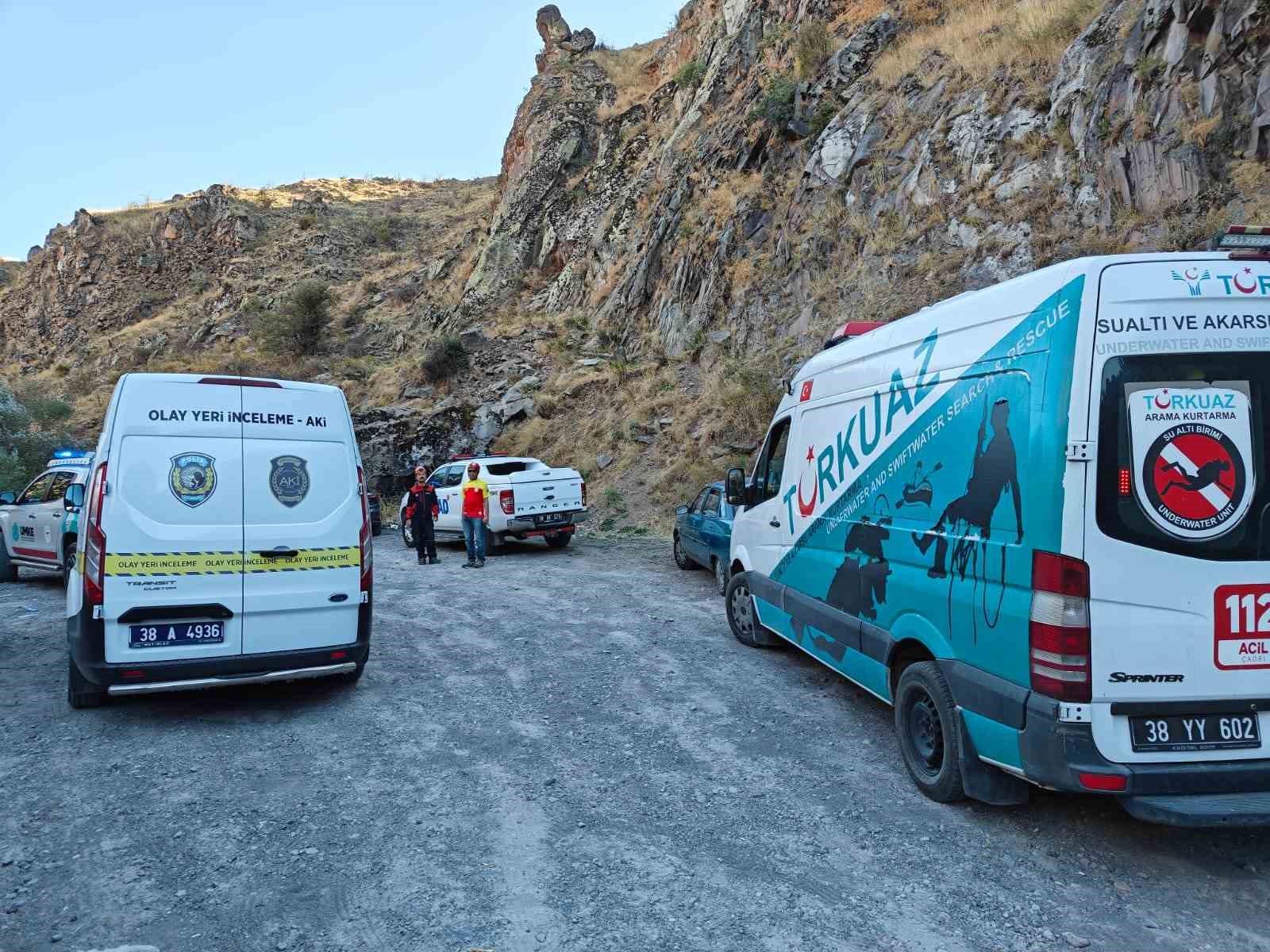 Kayalıklardan d&uuml;şen dağcı hayatını kaybetti
