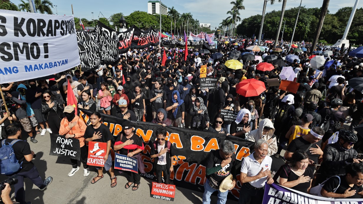 Filipinler’de on binlerce kişi yolsuzluk protestosu için sokaklara döküldü