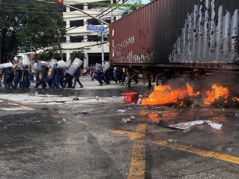 Filipinler’de on binlerce kişi yolsuzluk protestosu için sokaklara döküldü