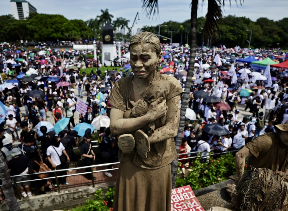 Filipinler’de on binlerce kişi yolsuzluk protestosu için sokaklara döküldü