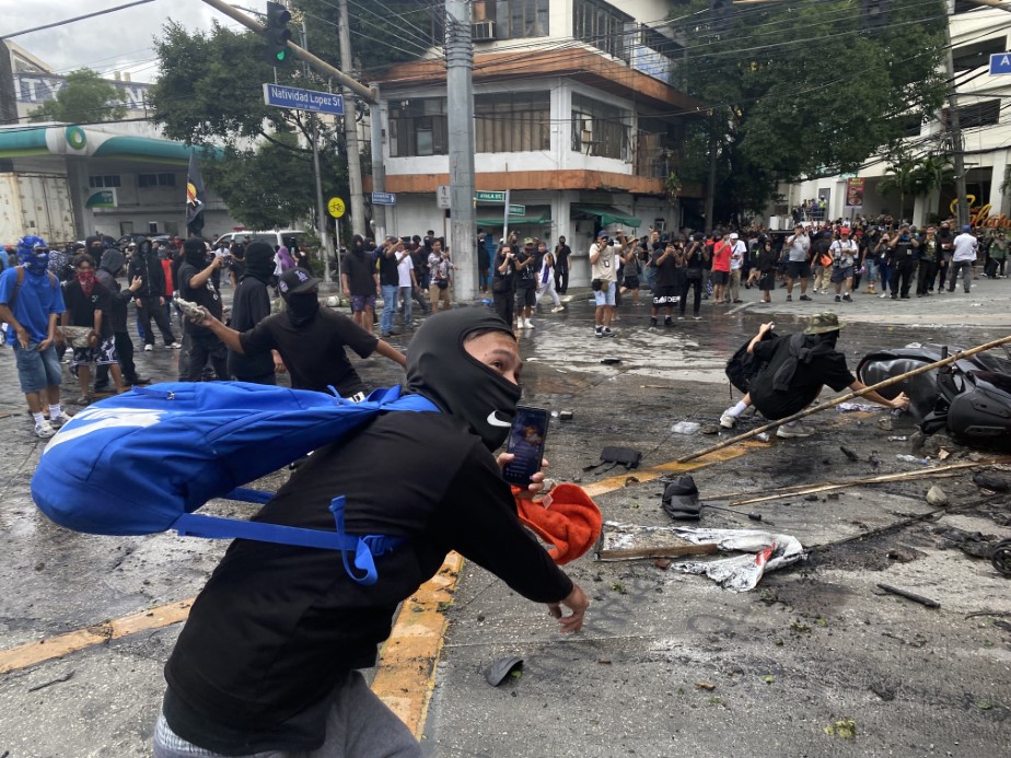 Filipinler’de on binlerce kişi yolsuzluk protestosu için sokaklara döküldü