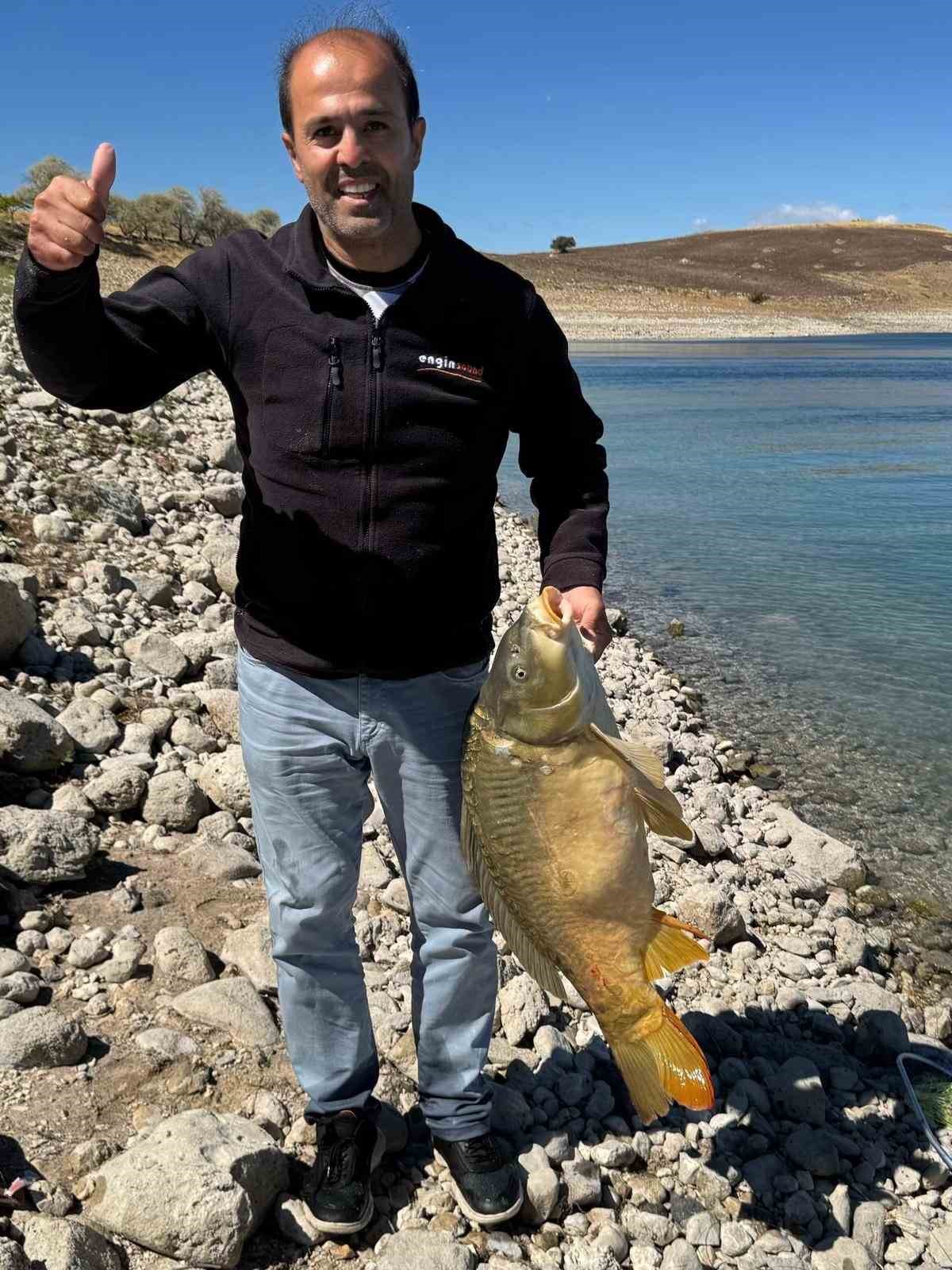 Elazığ&rsquo;da 21 kiloluk dev sazan avlandı
