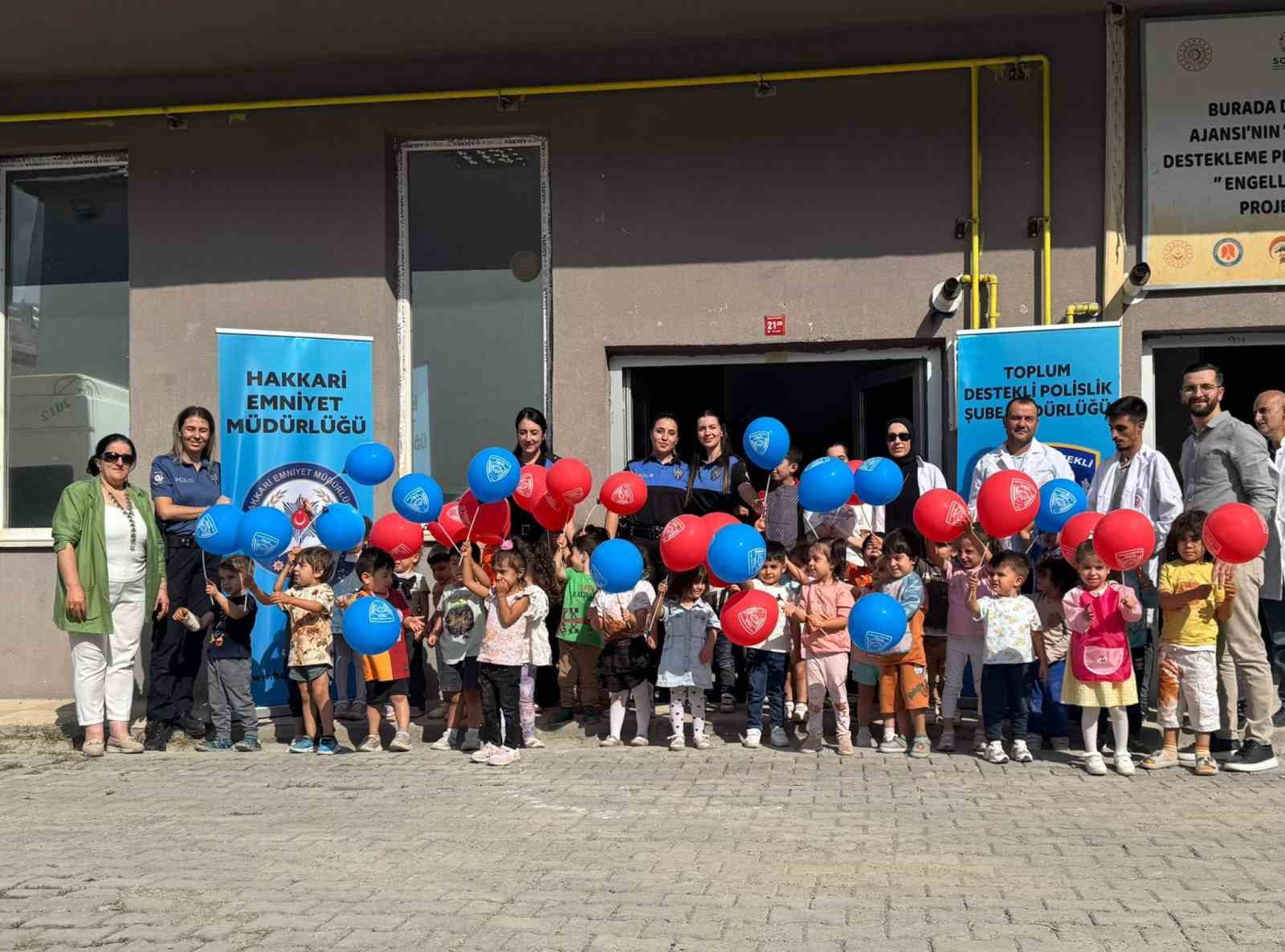 Hakkari polisinden miniklere seramik sürprizi