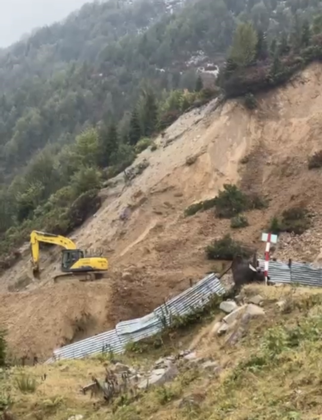 Boğaz Yaylası yolunda iş makineleri heyelanlarla m&uuml;cadele ediyor
