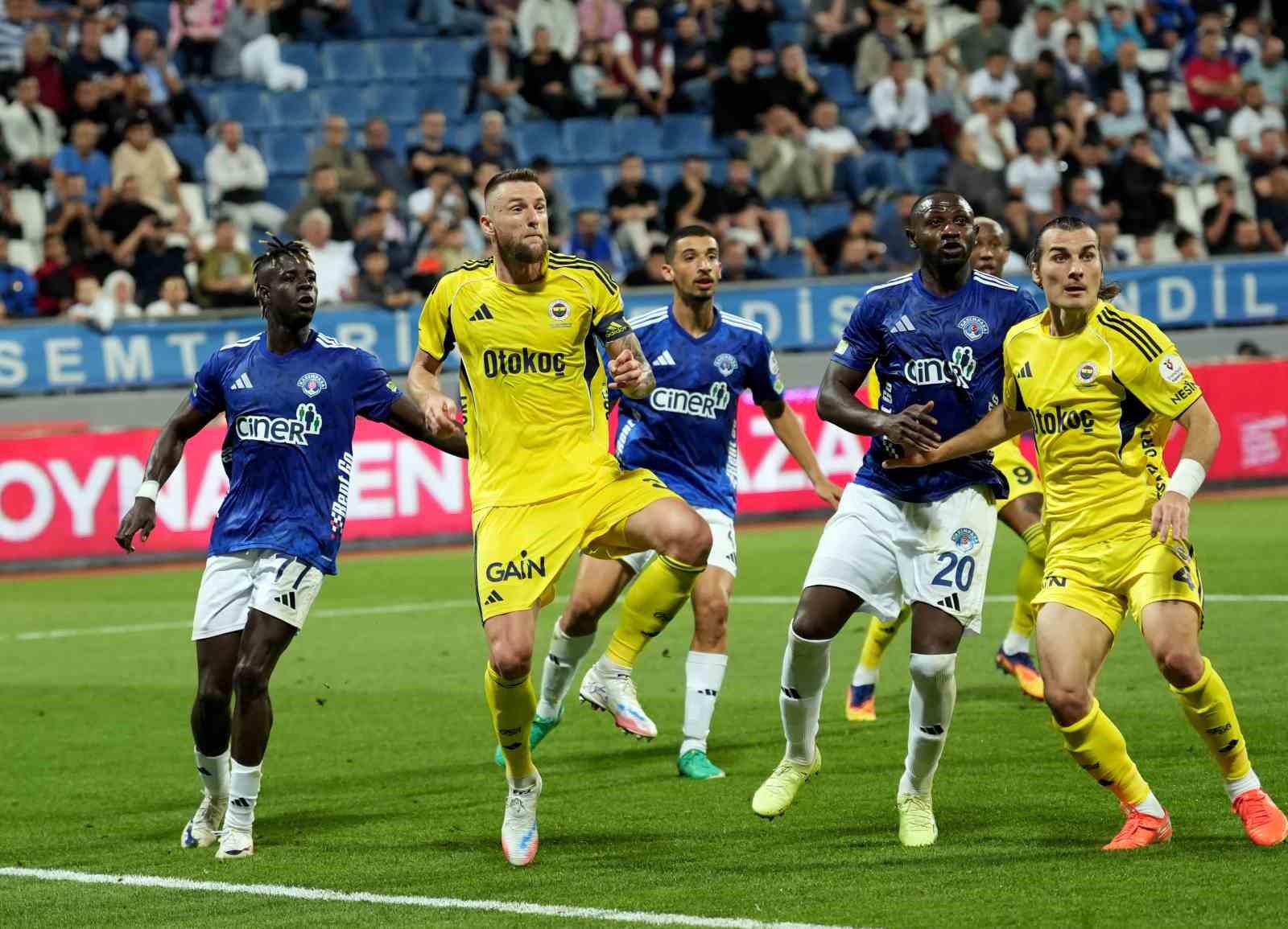 Trendyol Süper Lig: Kasımpaşa: 0 - Fenerbahçe: 1 (İlk yarı)