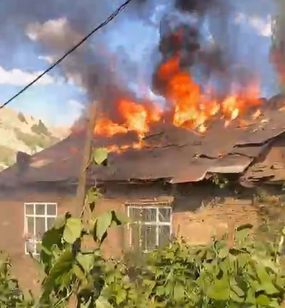 Bitlis’te 2 katlı evde korkutan yangın