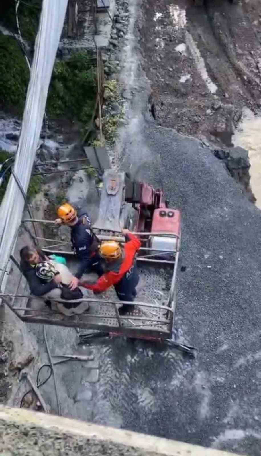 Rize&rsquo;de heyelan nedeniyle mahsur kalan hastalar AFAD&rsquo;ın operasyonuyla kurtarıldı
