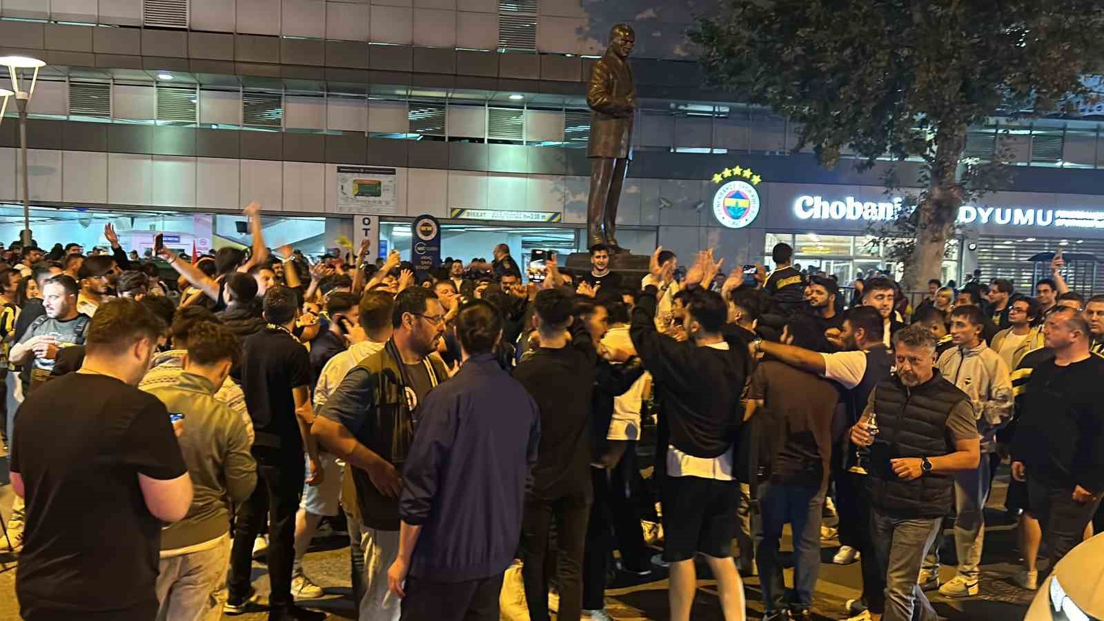 Fenerbahçeli taraftarlar, Sadettin Saran’ın başkan seçilmesini stat önünde kutladı