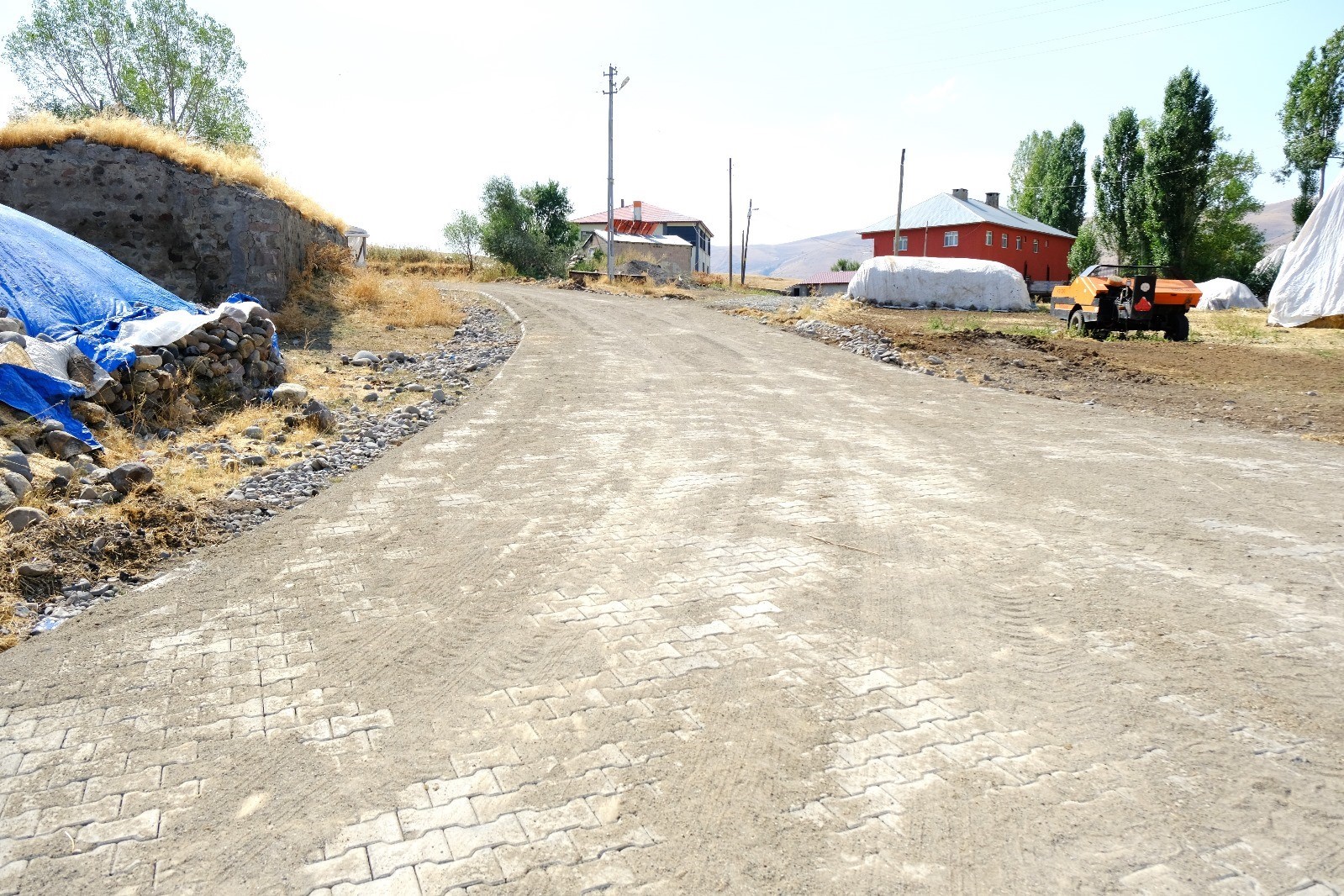 Eleşkirt Abdiköy’de 2 bin metrekare kilit parke taşı döşendi