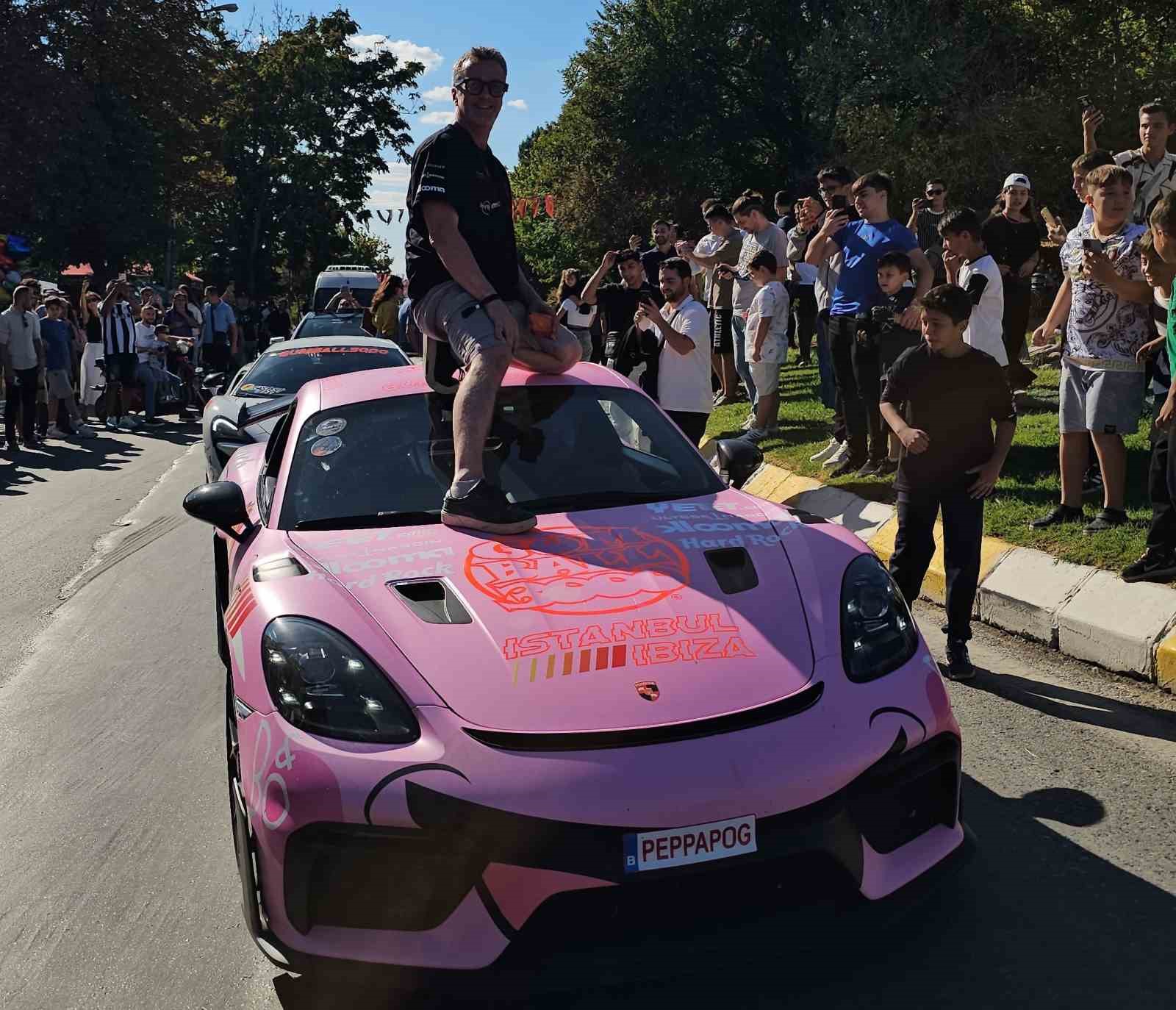 Milyonluk otomobiller Selimiye Meydanı&rsquo;nda turladı
