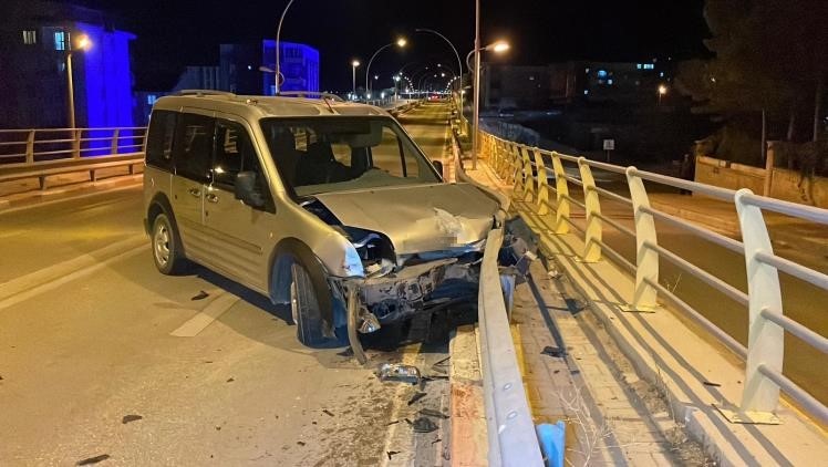 &Uuml;st ge&ccedil;itte otomobil ile hafif ticari ara&ccedil; &ccedil;arpıştı: 1 yaralı
