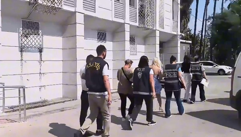 Kuyumcuları sahte altınla dolandırdılar, yakalandılar