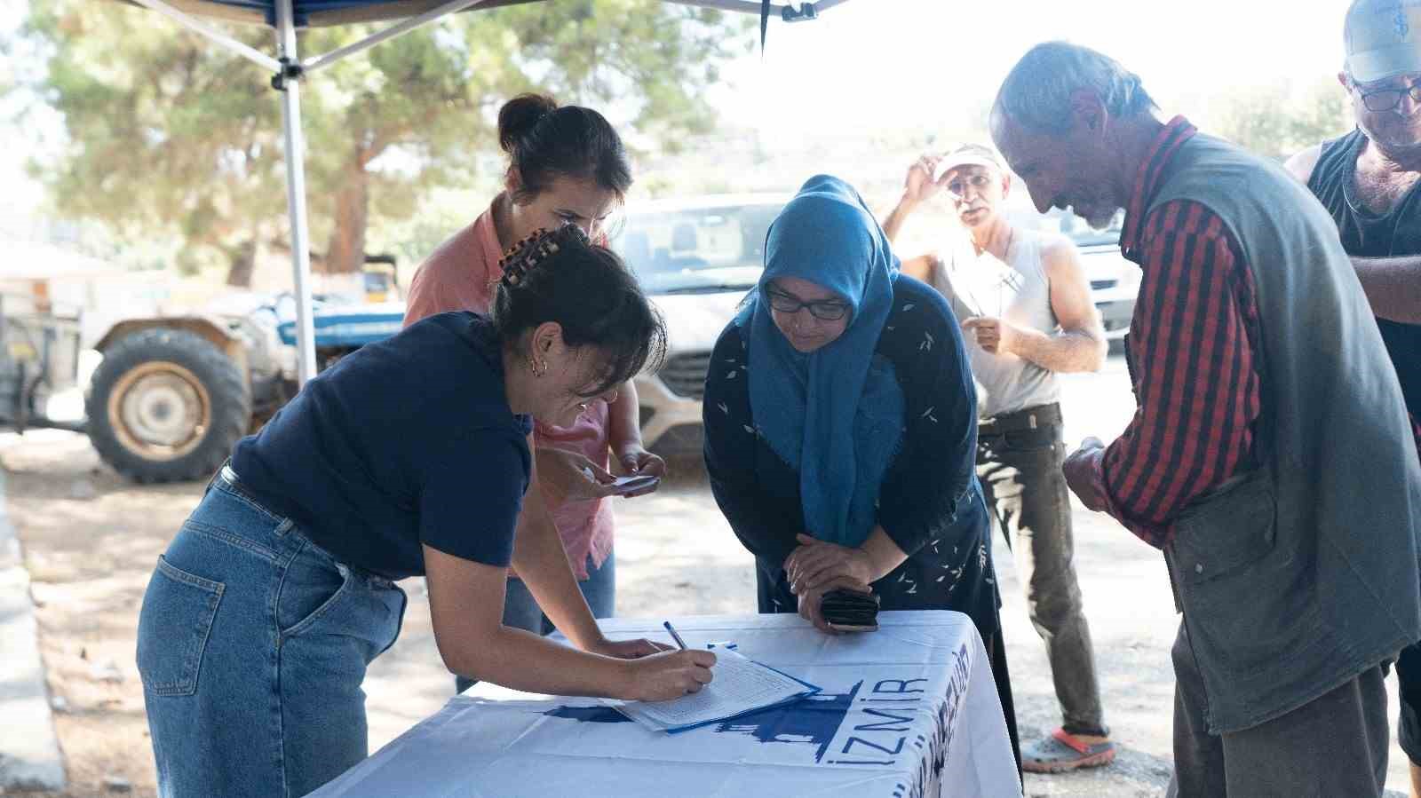 Ödemiş’te yanan köylere 40 tonluk yem desteği