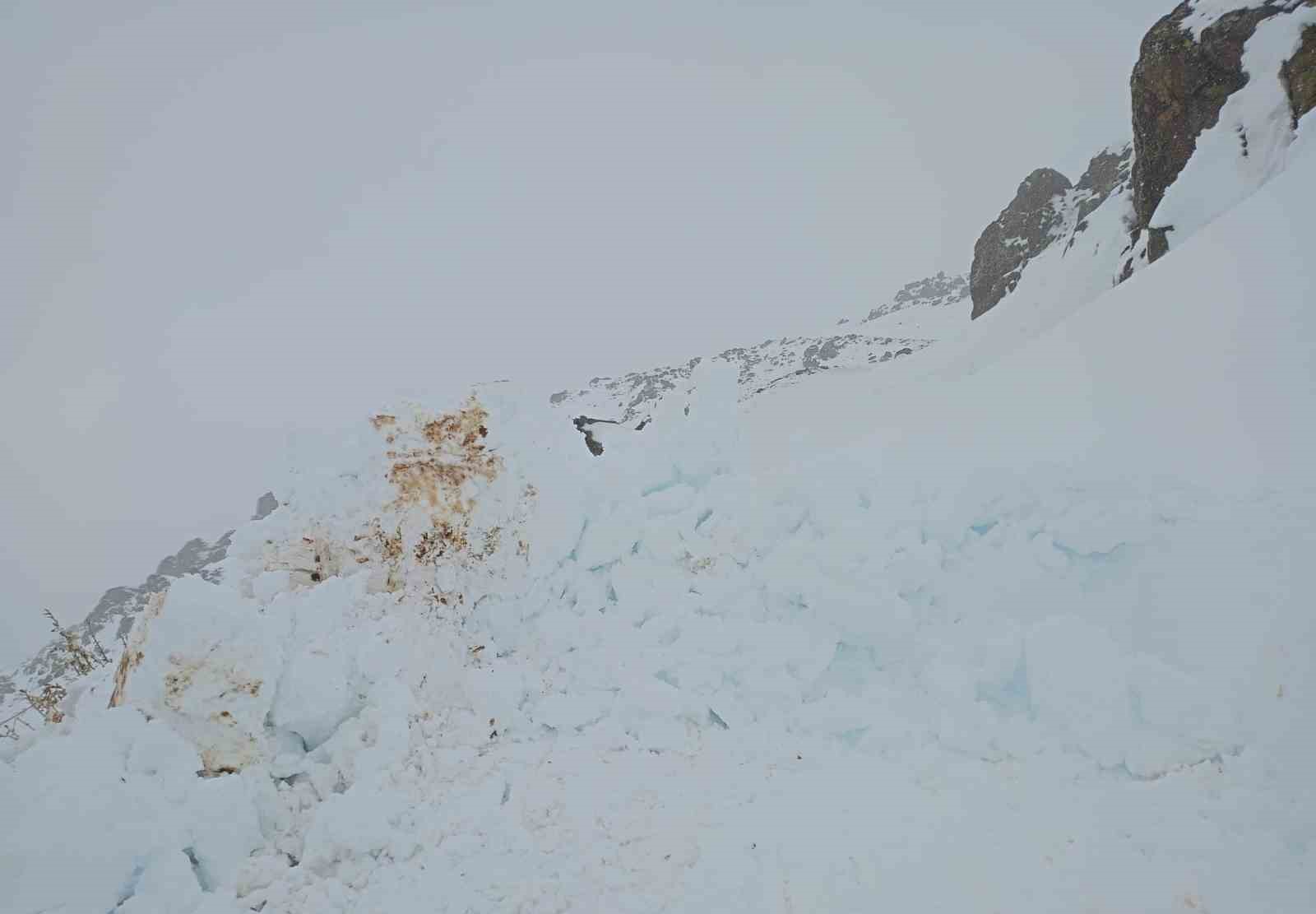 Bayburt’ta kar ve fırtına çobanı yaylada yakaladı: Sürüsüyle fırtınada mahsur kalan çoban kurtarıldı