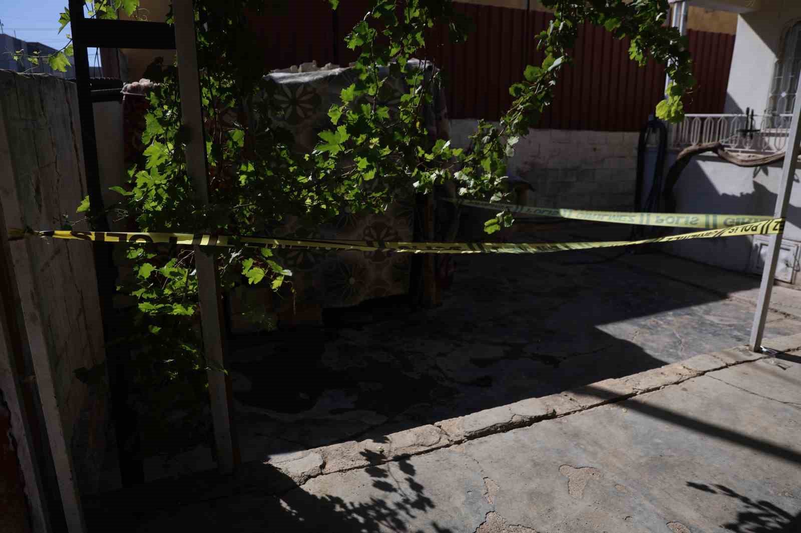 Elektrik akımına kapılarak &ouml;len 60 yaşındaki adamın evlatları bah&ccedil;edeki direğin kaldırılmasını istiyor
