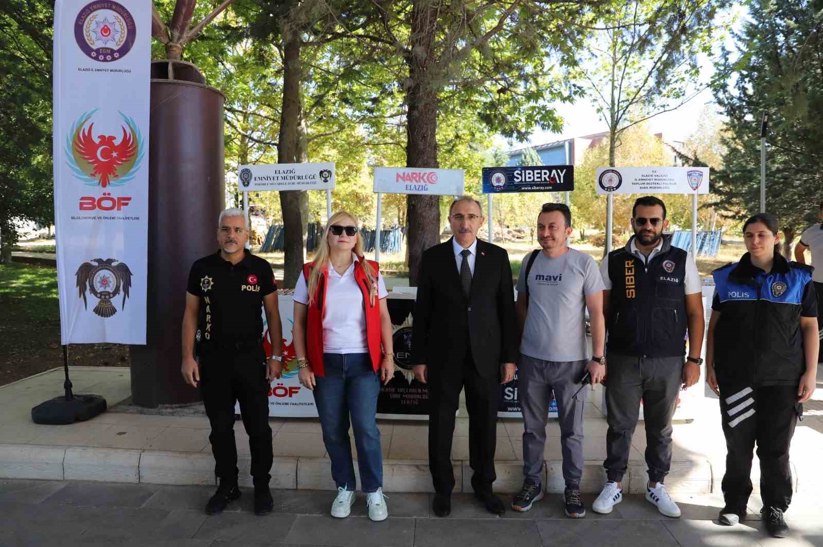 Fırat Üniversitesi’nde öğrenciler çiçeklerle karşılandı