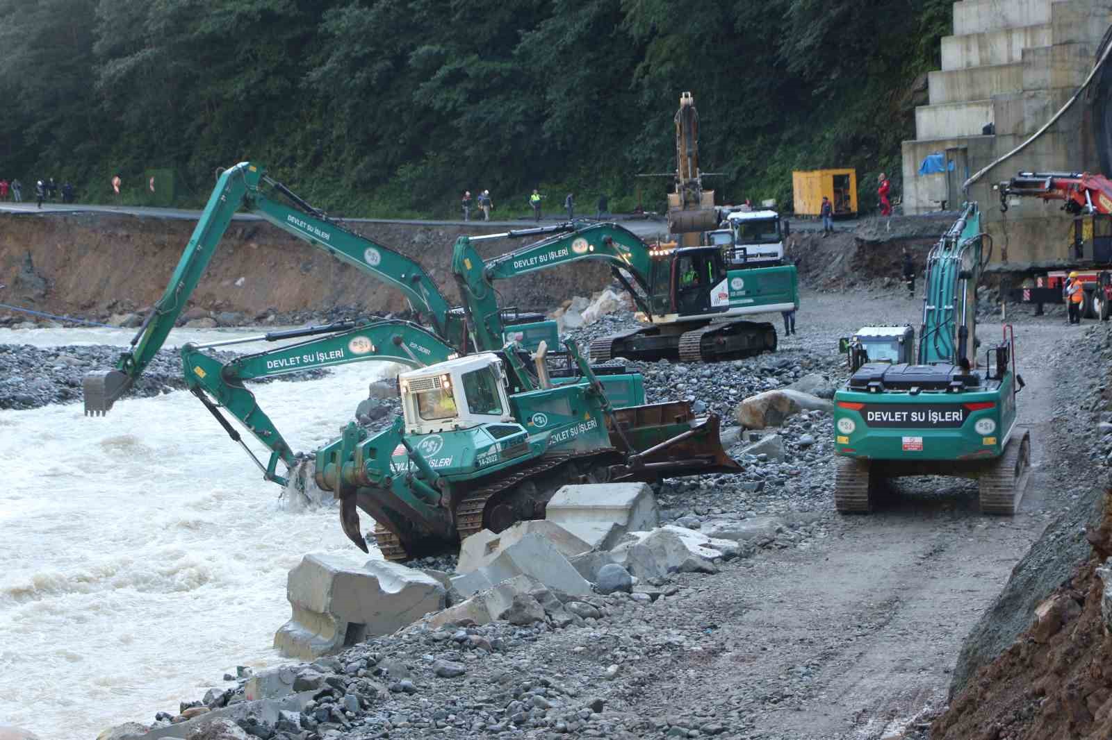 Bakanlar Abdulkadir Uraloğlu ve Aşkın Osman Bak Ayder Yaylası yolunda incelemelerde bulundu