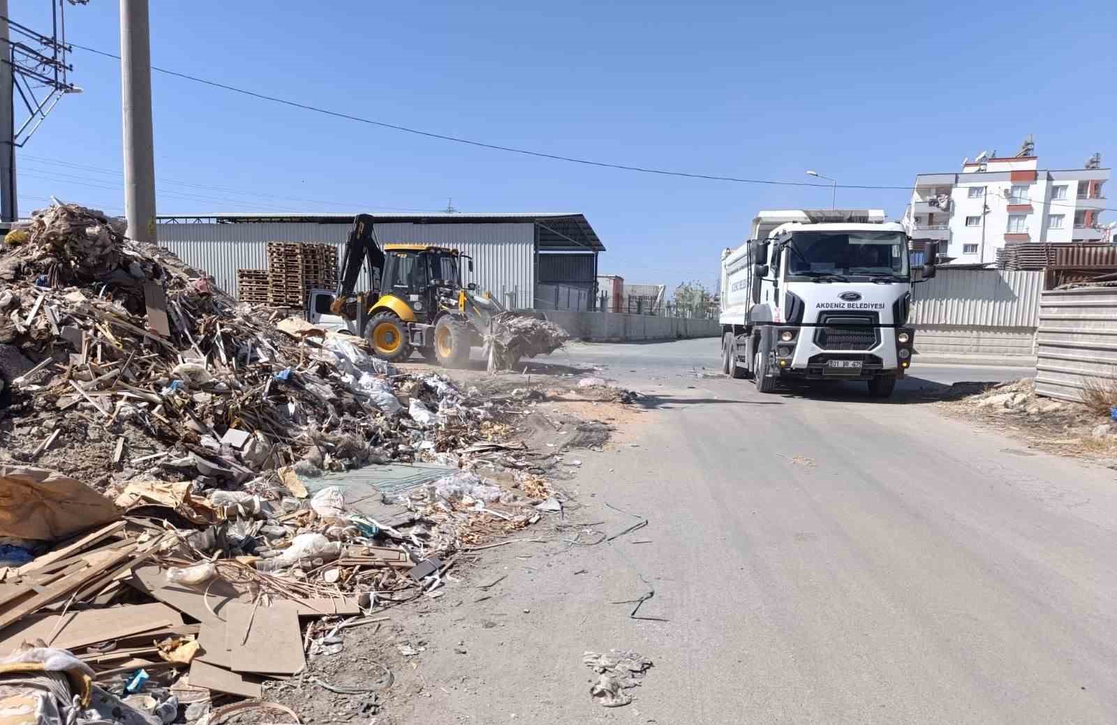Akdeniz Belediyesi 4 mahalleden 20 kamyon atık topladı